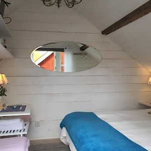 Zimmer mit Kingsize-Bett